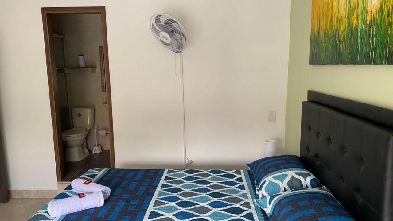 Amoblado Gemas San Joaquin 201 Appartement Medellín Buitenkant foto